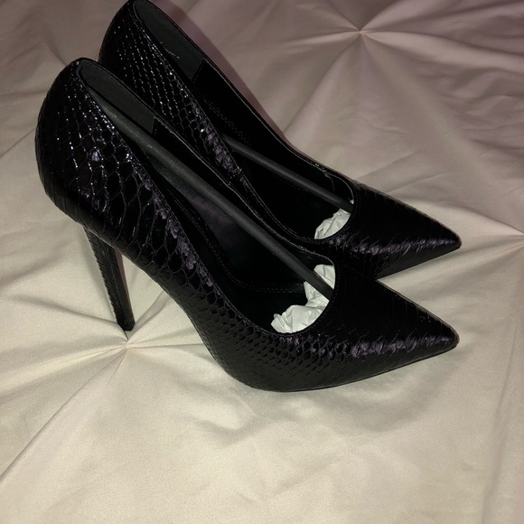 Size 7 that I can no longer fit. - Picture 2 of 8